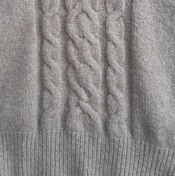 Le Chateau sweater - Picture 2 of 3
